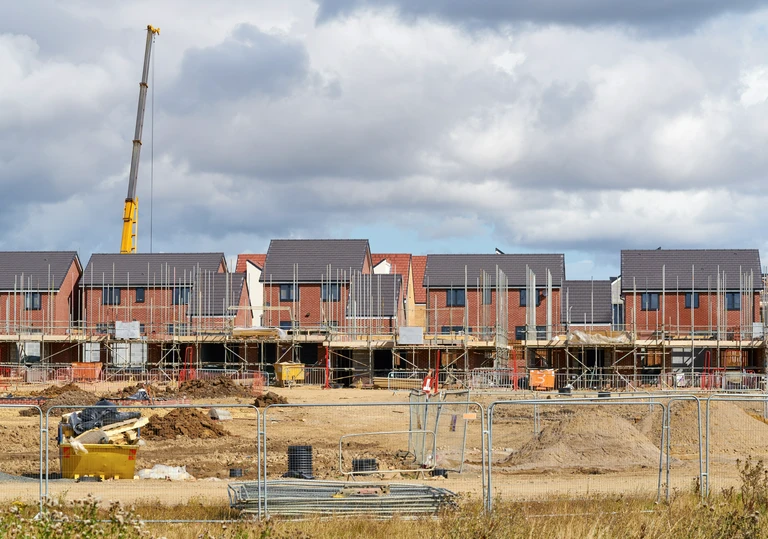 Rozległy plac budowy osiedla domów jednorodzinnych