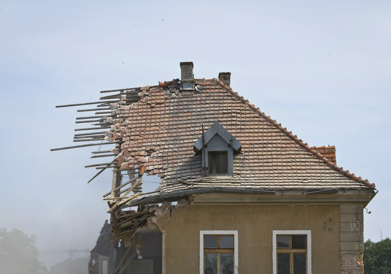 Stary, zrujnowany dom w&nbsp;trakcie rozbiórki
