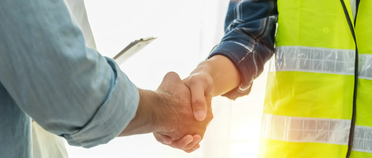 Uścisk dłoni na terenie inwestycji